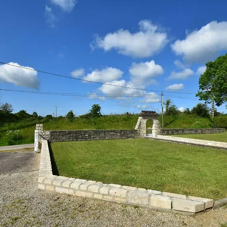 Quaint Holiday With Large Garden In Colomby