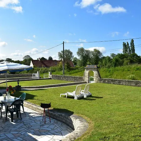 Quaint Holiday With Large Garden In Colomby *